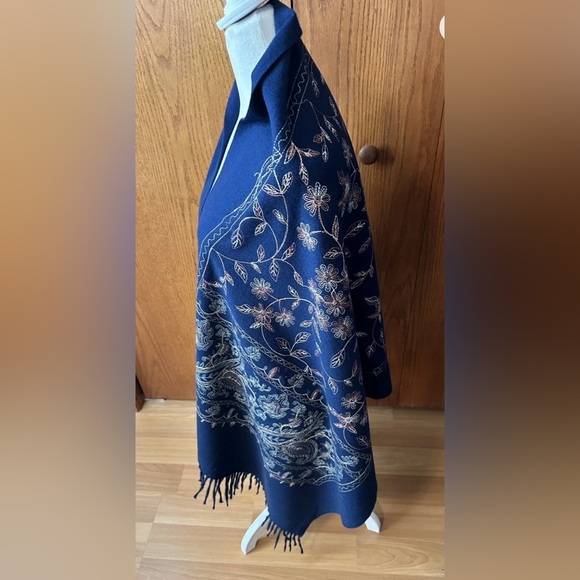 NWOT Floral Embroidered Scarf Wrap Womens OS Boho Bohemian Cashmere Wool Fringes - Picture 4 of 9